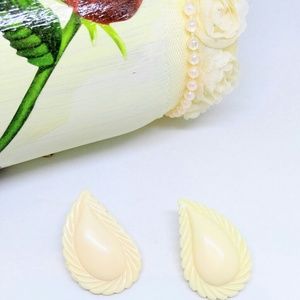 VINTAGE PAISLEY SHAPE Cream Vintage Earrings